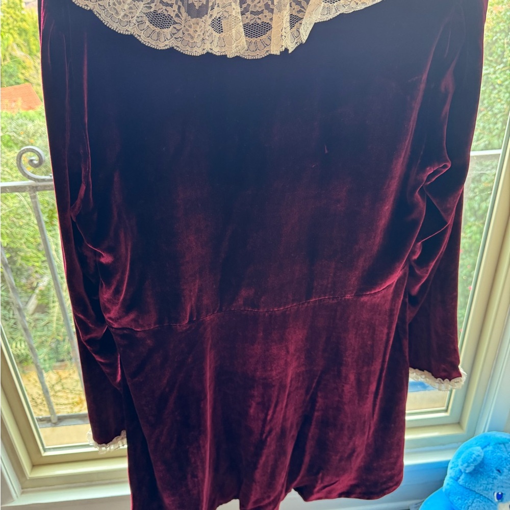 Doen Burgundy Lisbeth Long Sleeve Velvet Dress with Lace Collar - Picture 5 of 6